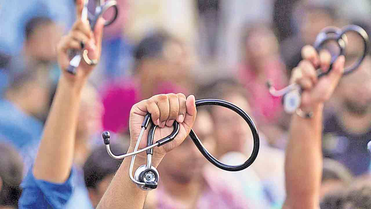 టీవీవీపీలో వేతనాల కొరత..వైద్యులకు జీతాల్లేవ్‌.. ఆరోగ్య కార్డుల జారీ బంద్‌