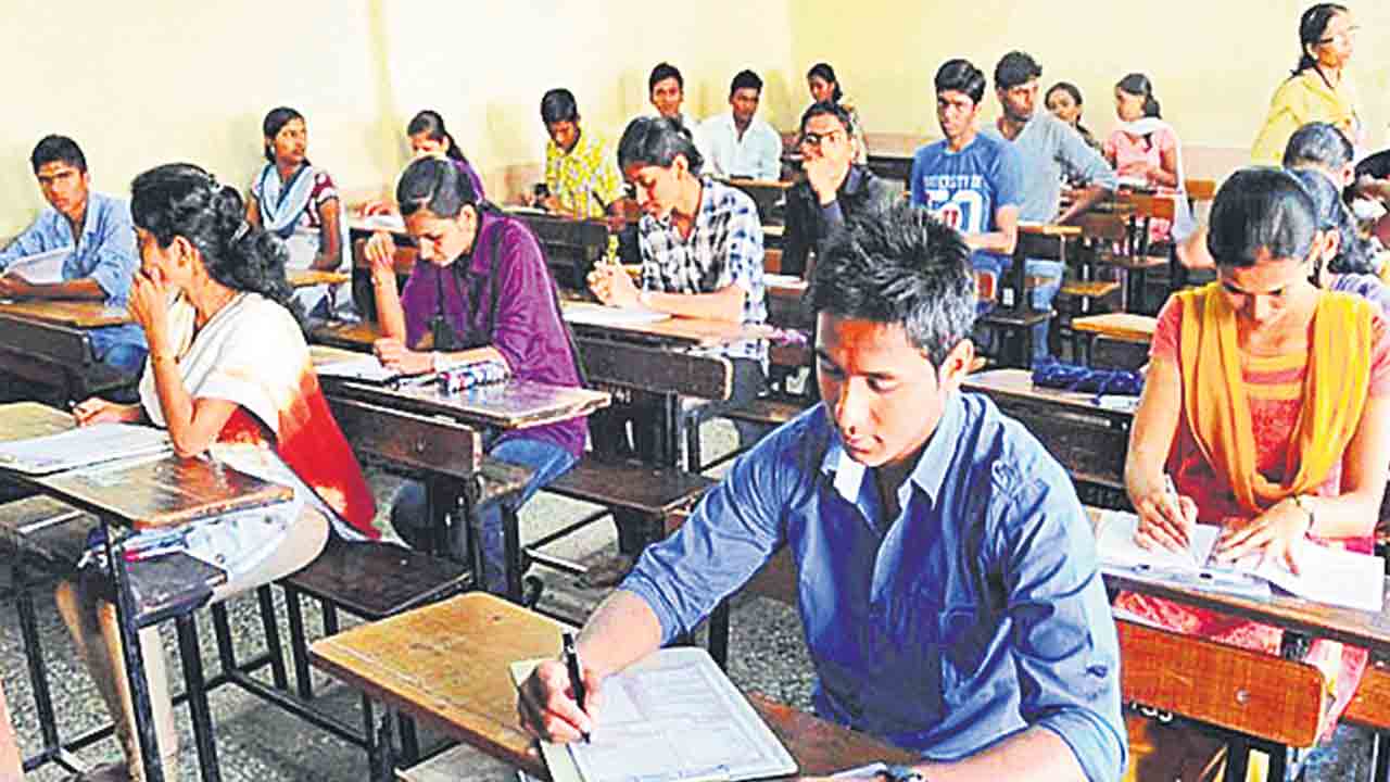 ఇంటర్‌ ఎగ్జామ్‌ సెంటర్ల కుదింపు.. ఈ సారి 1,488 సెంటర్లే.. నిరుడేమో 1,533