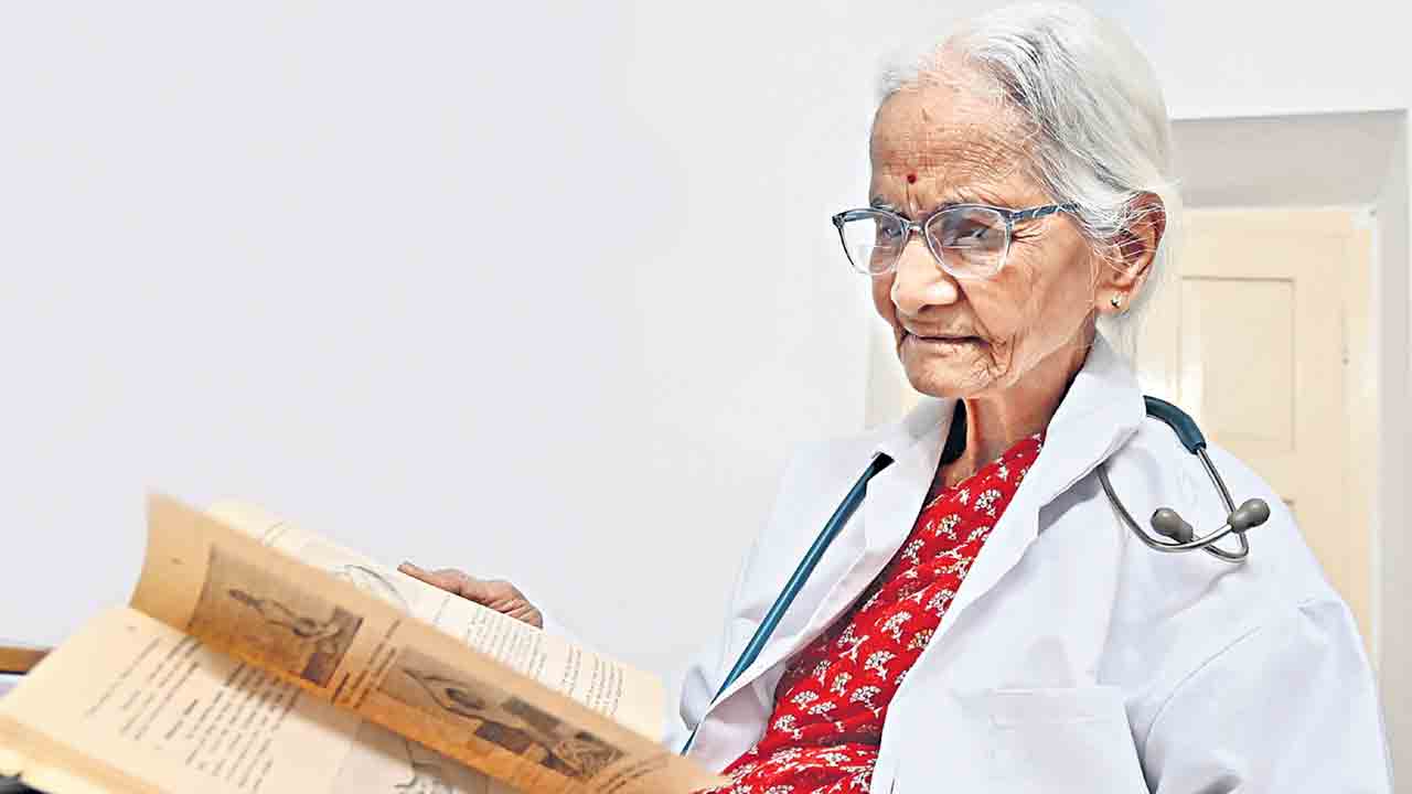 ఆమె వైద్యానికి షష్టిపూర్తి