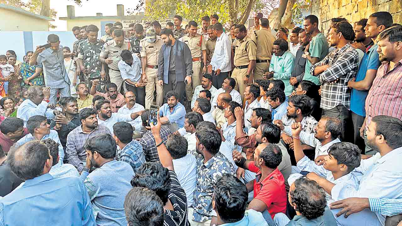 కౌంటింగ్‌ హాల్‌లోకి నకిలీ బ్యాలెట్‌ పేపర్లు