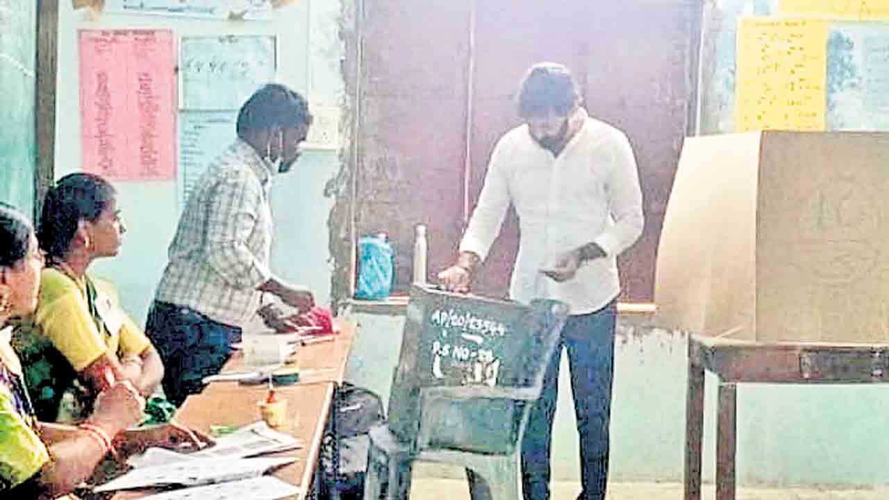 మూడో విడతలోనూ గుబాళించిన గులాబీ