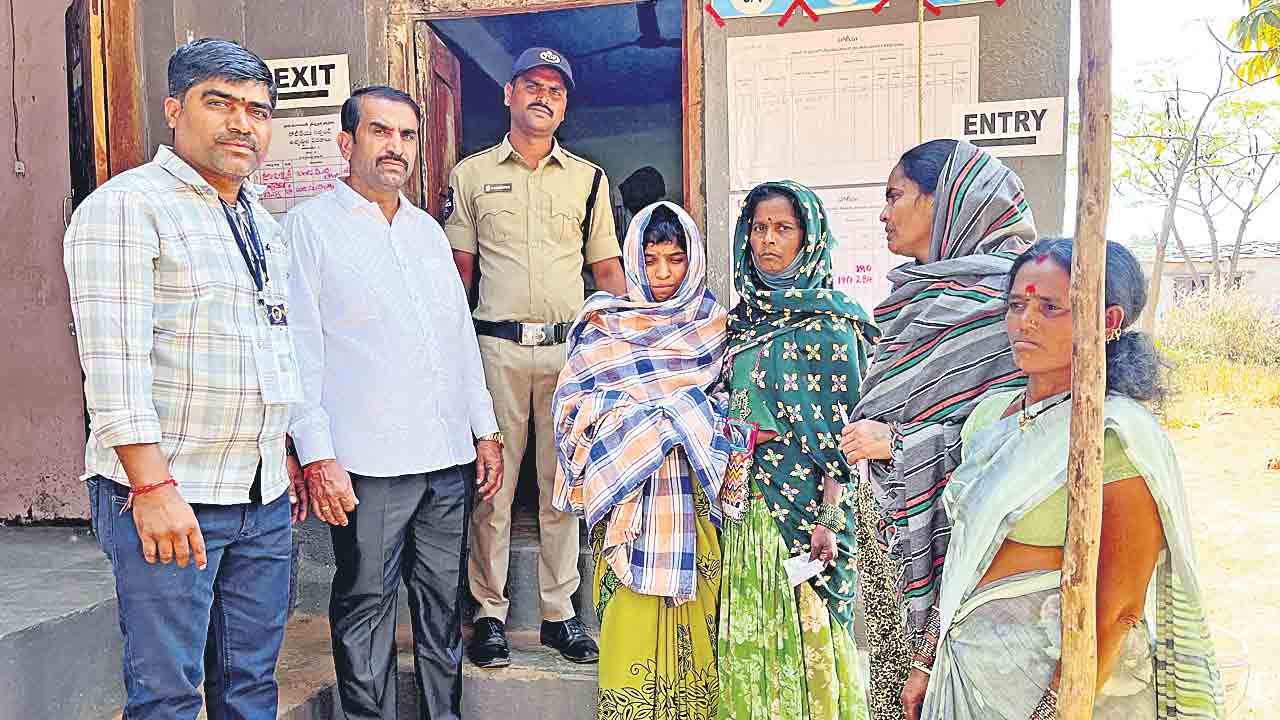 పుట్టెడు దుఃఖంతోనే ఓటు వేసిన మహిళ