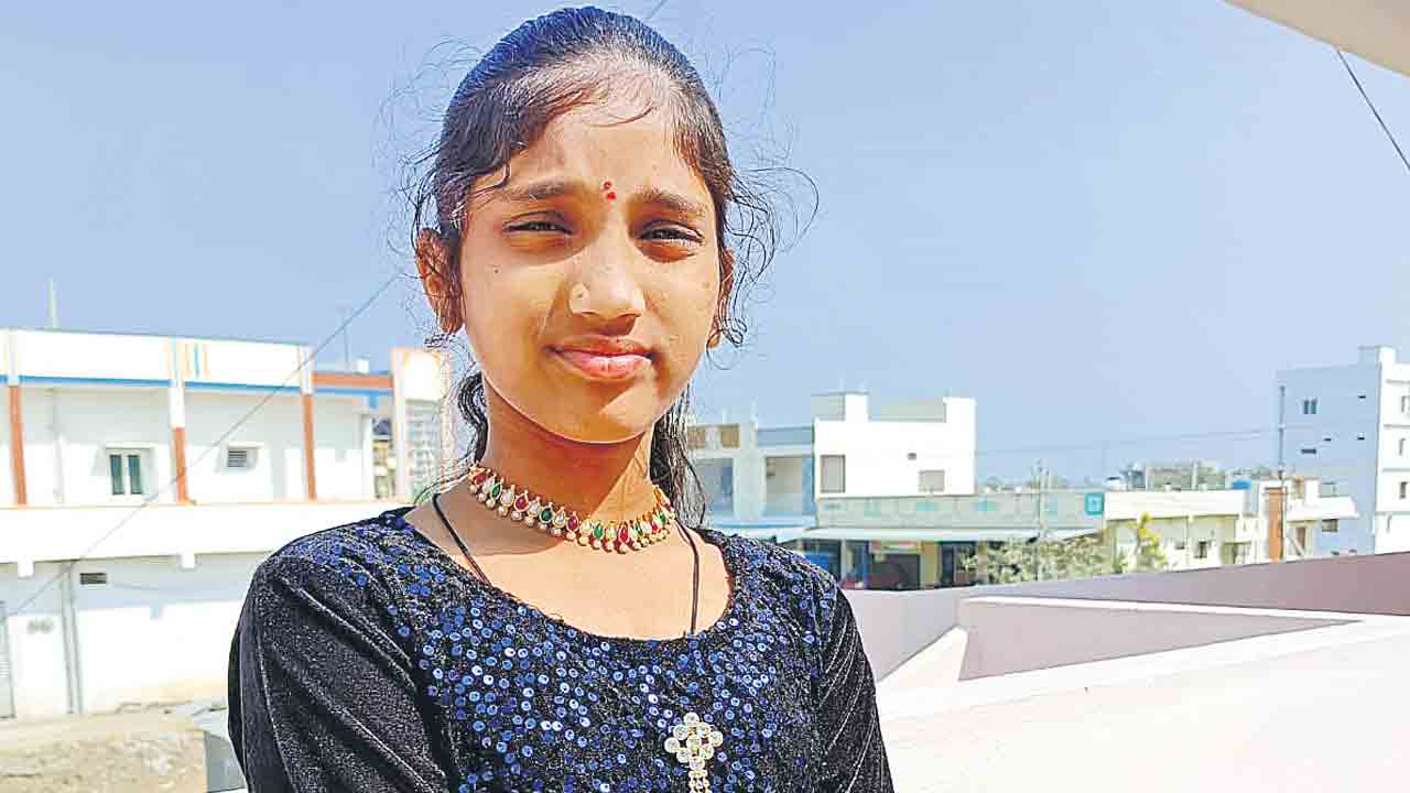 ఫుడ్‌పాయిజన్‌తో గురుకుల విద్యార్థిని మృతి