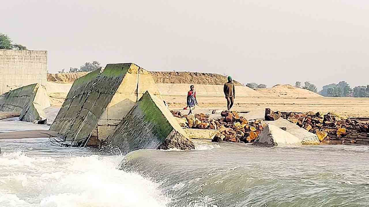 చెక్‌డ్యామ్‌ది పేల్చివేతే.. అడవిసోమన్‌పల్లిలో అరాచకం