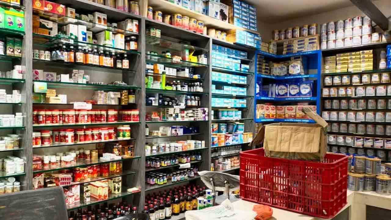 మెడికల్‌ షాపులపై డీసీఏ దాడులు.. షోకాజ్‌ నోటీసులు