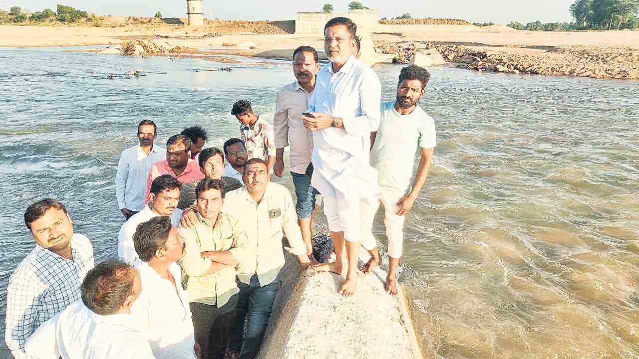 చెక్‌డ్యాంలపై కుట్రలు.. అధికారంలోకి వచ్చినప్పటి నుంచే విధ్వంసం