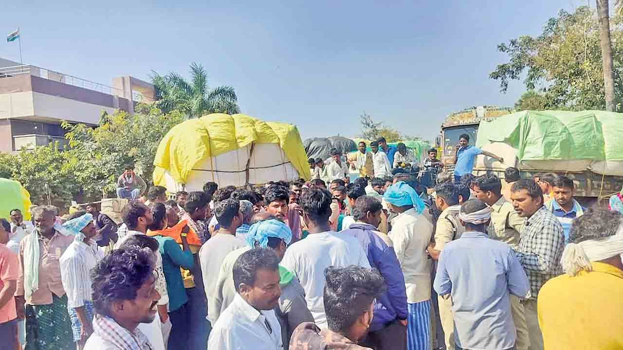 పత్తి మిల్లుల వద్ద దళారులదే హవా.. రైతులు నేరుగా తెచ్చే పత్తికి కొర్రీలు
