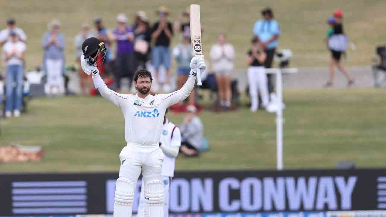 కివీస్‌ భారీ స్కోరు