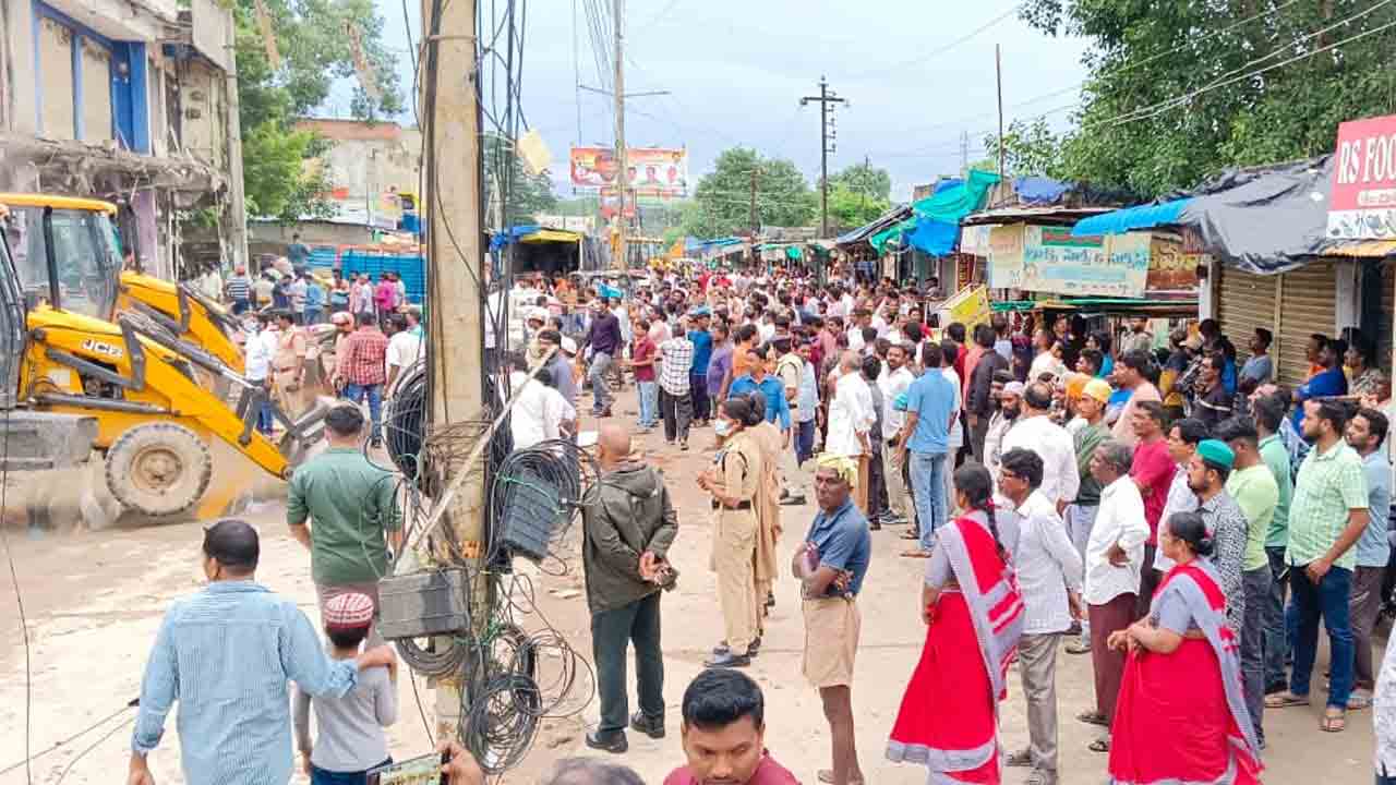 గోదావరిఖనిలో కూల్చివేతలతో ఉద్రిక్తత