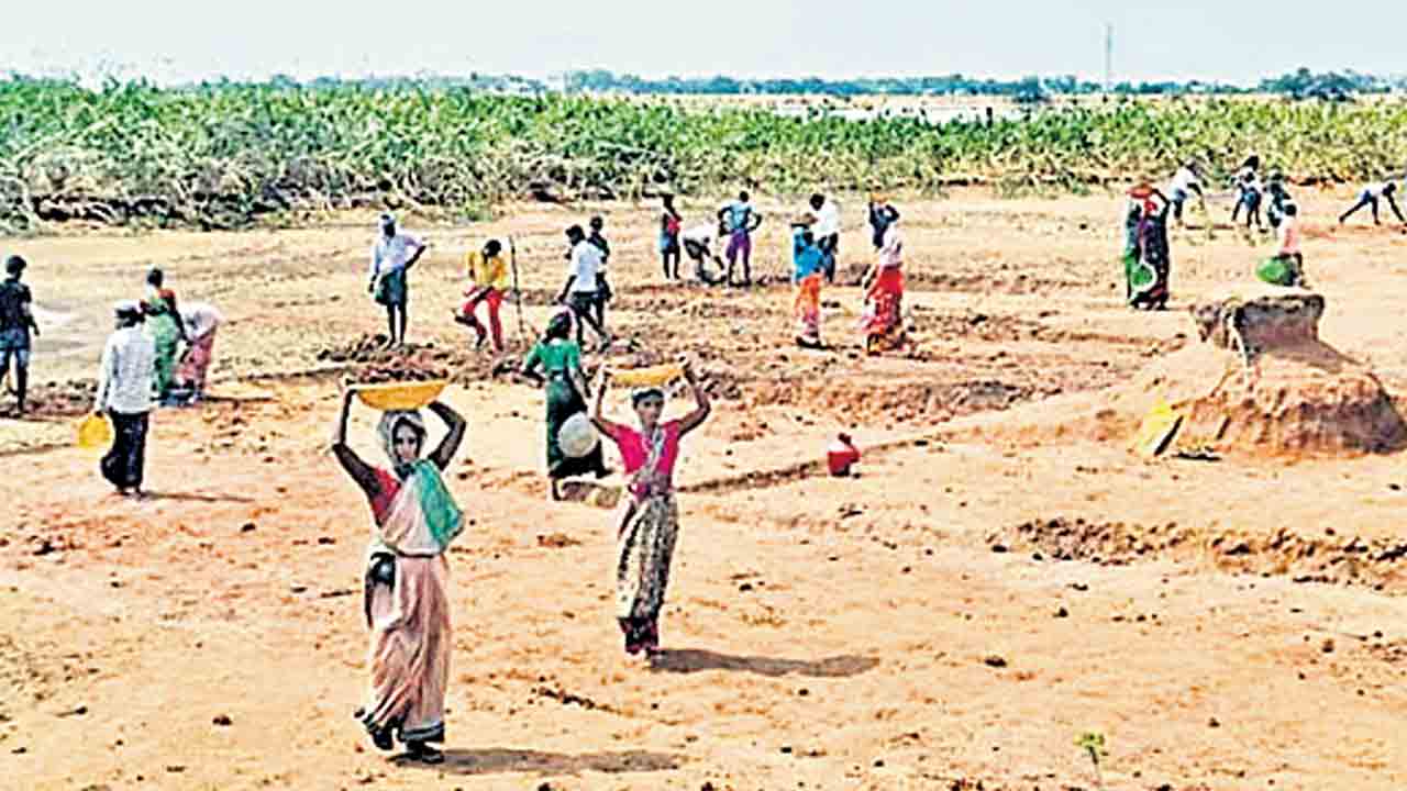 ఉపాధి నిధులకు ఎసరు.. ఉపాధి హామీ పథకం పనుల్లో కేంద్రం వాటా భారీగా కుదింపు