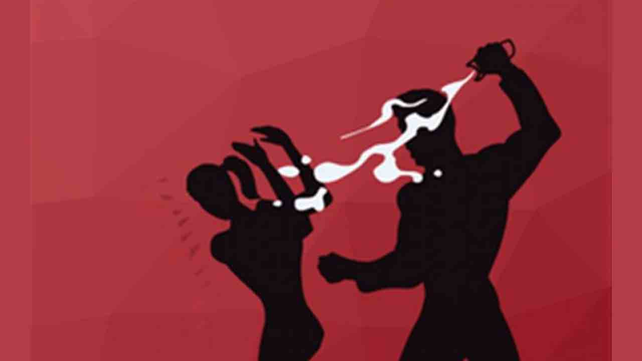 యువతిపై యాసిడ్‌ దాడి.. హెల్మెట్‌ పెట్టుకొని ఉండటంతో తప్పిన ప్రాణాపాయం