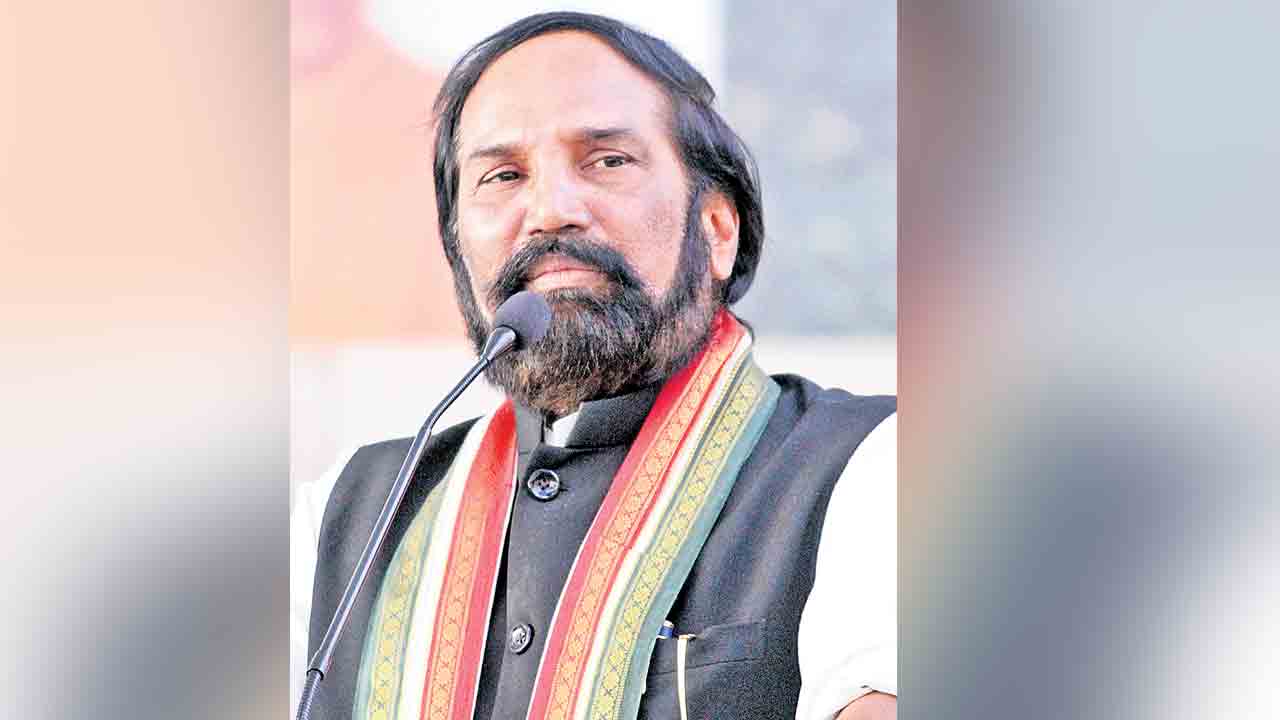 నీళ్లు నమిలిన ఉత్తమ్‌.. కేసీఆర్‌ ప్రశ్నలకు మంత్రి పసలేని సమాధానాలు