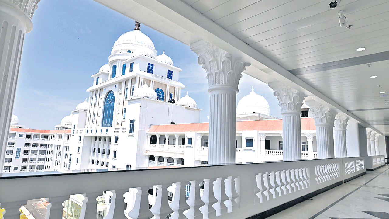 60 లక్షలతో అద్దాల చాంబర్లు.. సెక్రటేరియట్‌ 5, 6 అంతస్తుల్లో సిద్ధం