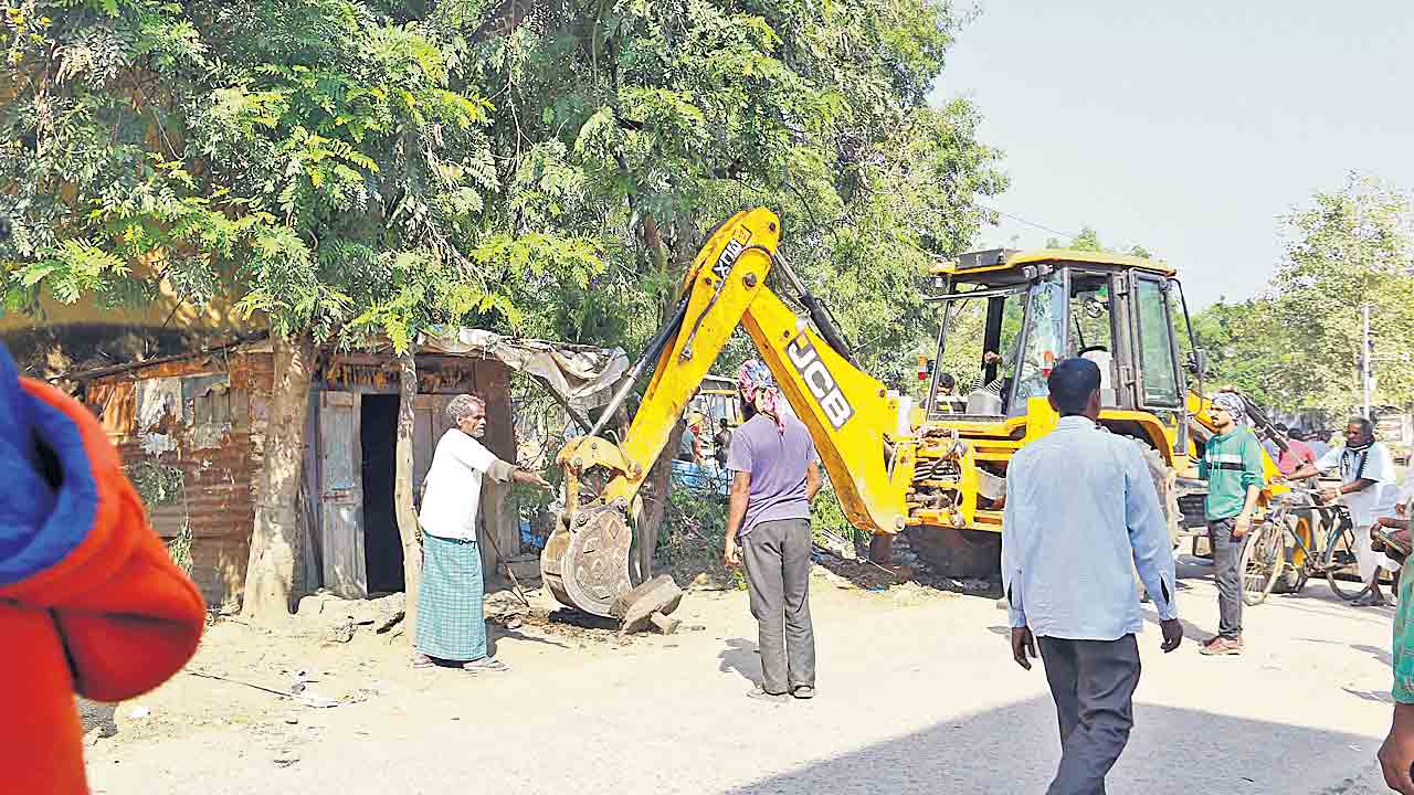 కామారెడ్డిలో షెడ్ల కూల్చివేతలు