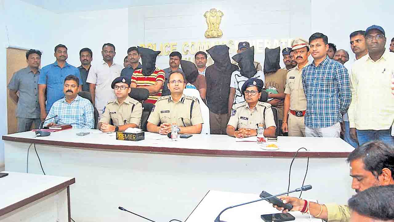 నకిలీ ఏసీబీ డీఎస్పీ ముఠా అరెస్ట్‌.. 5 ఫోన్లు, 9 వేల నగదు స్వాధీనం