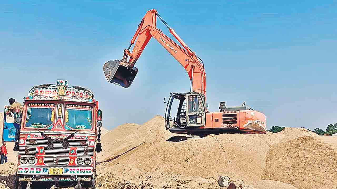 ఇసుక వసూళ్లు రోజుకు 24 లక్షలు.. భూపాలపల్లి జిల్లా ఇసుక క్వారీల్లో గుత్తేదార్ల దందా