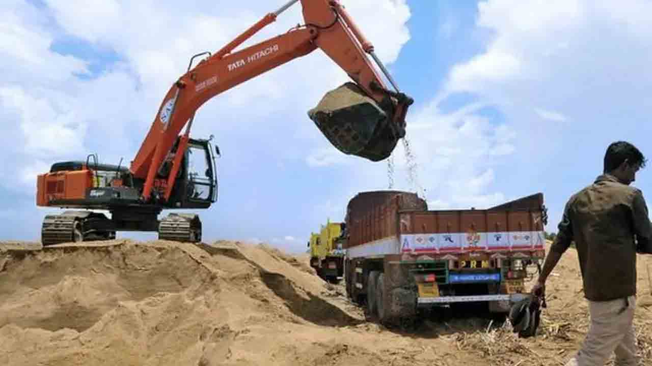 ఫోన్‌పే కొడ్తవా.. క్యాష్‌ తెస్తవా.. ఇసుక ట్రాక్టర్ల ఓనర్లకు వార్నింగ్‌