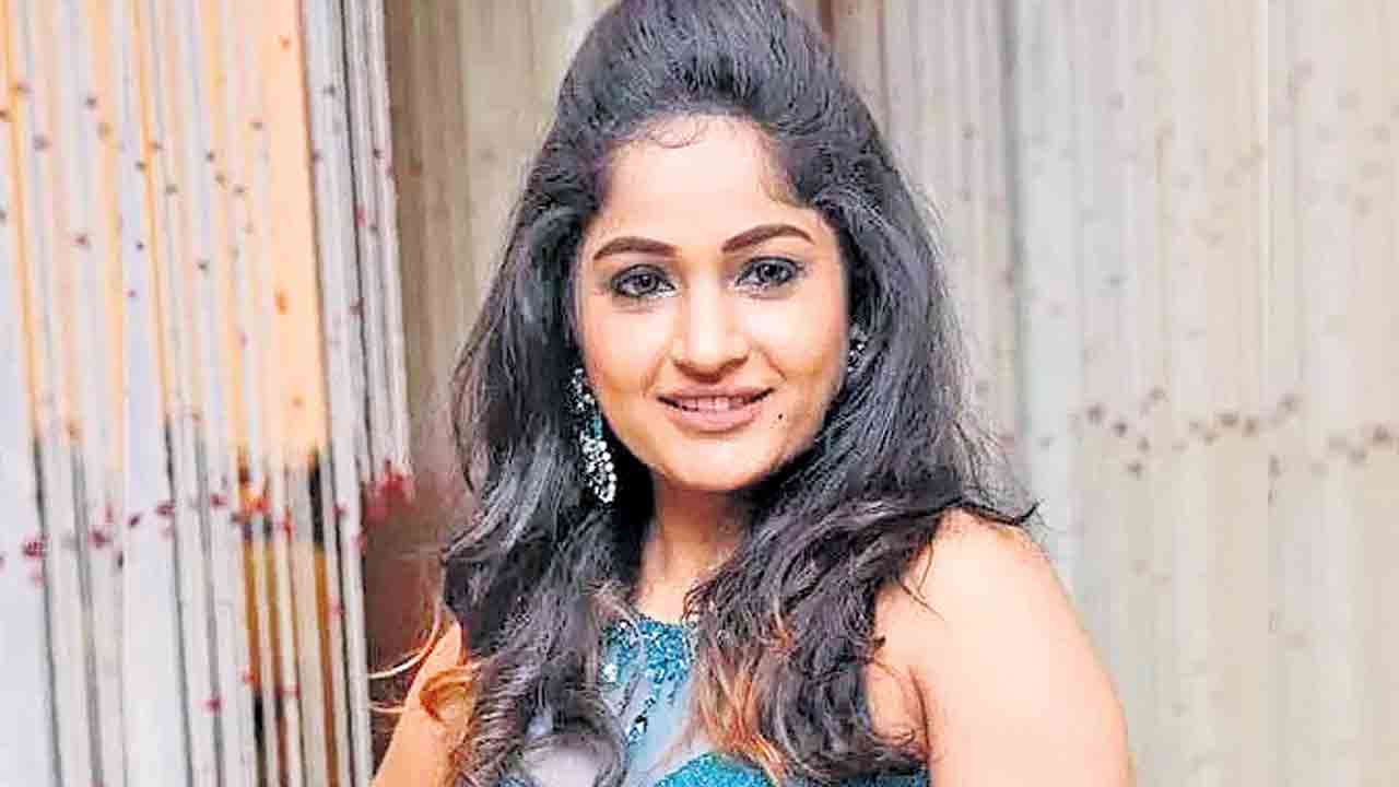 సాయిబాబాపై సినీనటి మాధవీలత అనుచితవ్యాఖ్యలు