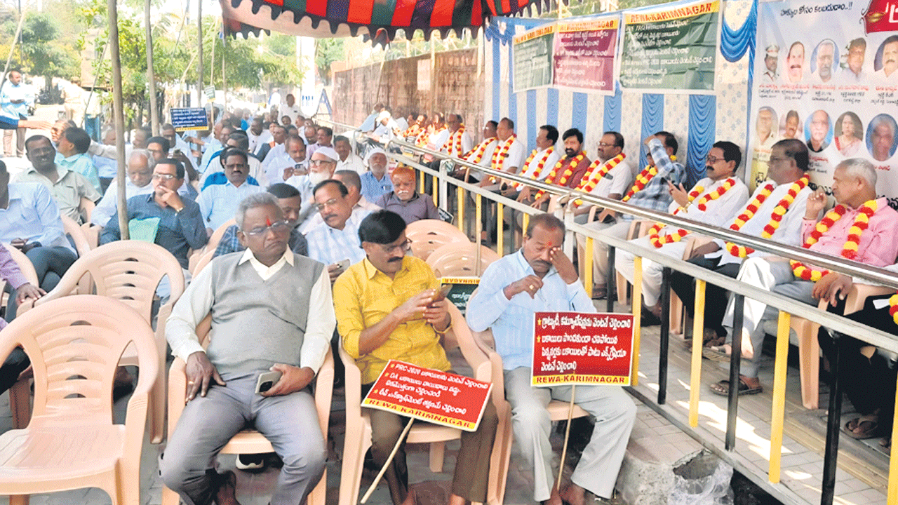 రిటైర్డ్‌ ఉద్యోగుల కన్నెర్ర.. విరమణ బెనిఫిట్స్‌ చెల్లించాలని డిమాండ్‌