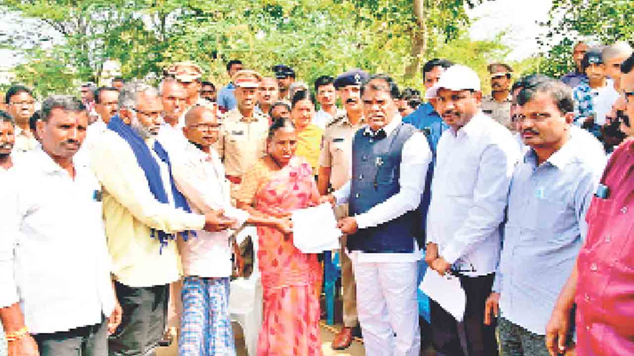 వీడ‌ని మిస్ట‌రీ.. పట్టించుకోని పోలీసు యంత్రాంగం