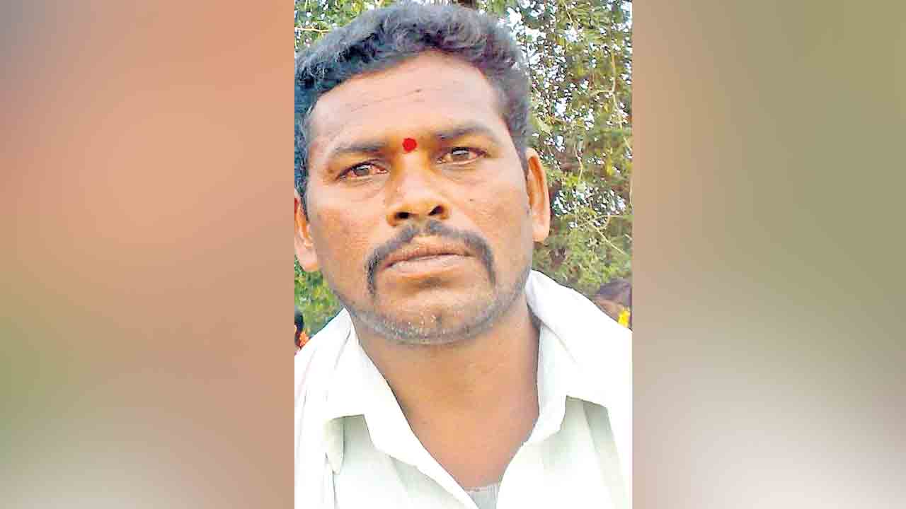 బోరుపడలేదని రైతు బలవన్మరణం.. పొలం వద్ద ఉరేసుకొని ఆత్మహత్య