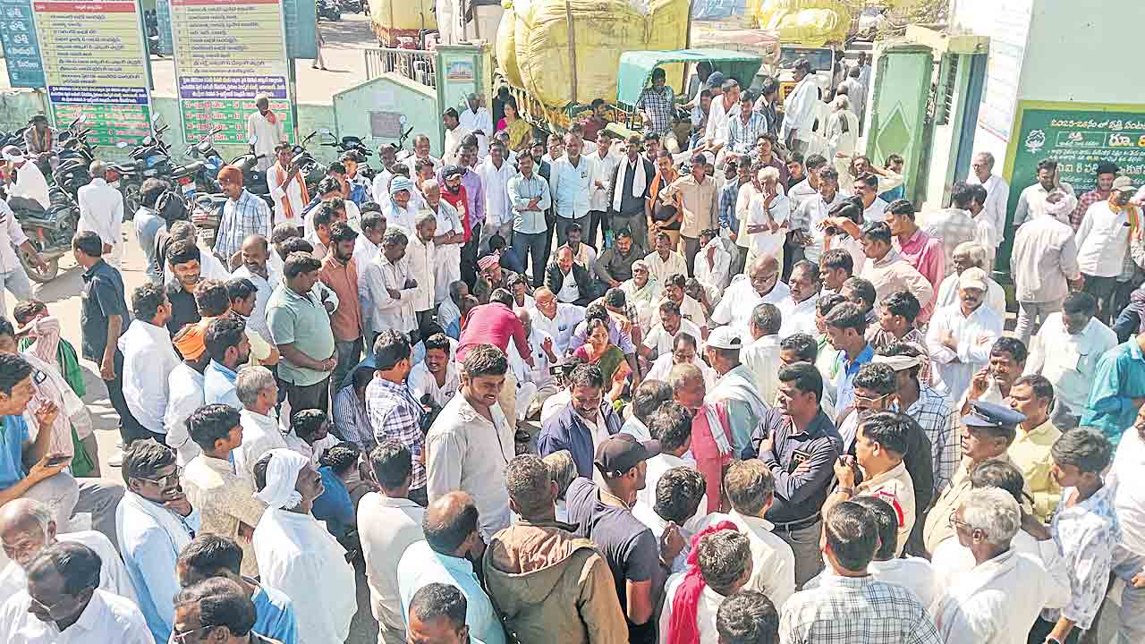 సోయా కొనుగోలు చేయాలని ధర్నా