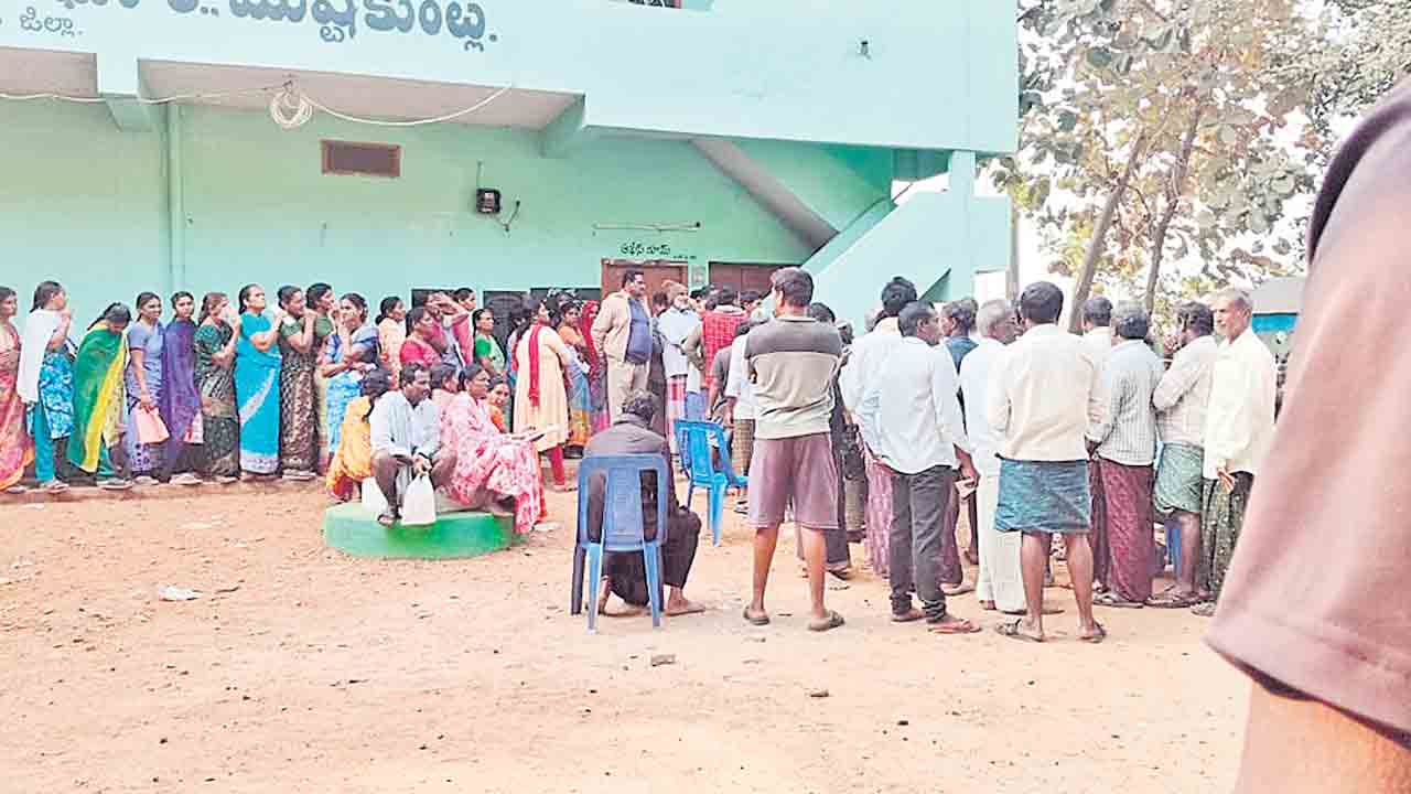 యూరియా కోసం పడిగాపులు.. పలుచోట్ల ధర్నాలు.. తోపులాటలు