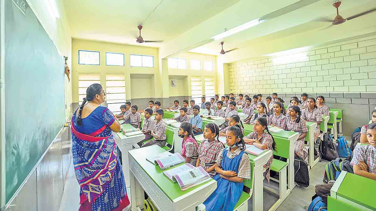 ప్రమాదంలో ప్రభుత్వ పాఠశాలలు