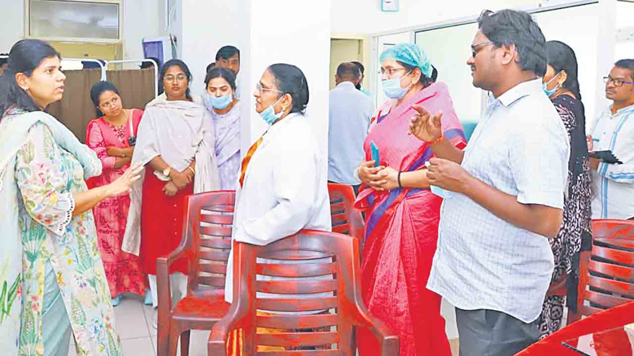 కలెక్టర్‌ గరం..గరం.. ప్రభుత్వ దవాఖాన సిబ్బంది పనితీరుపై ఆగ్రహం