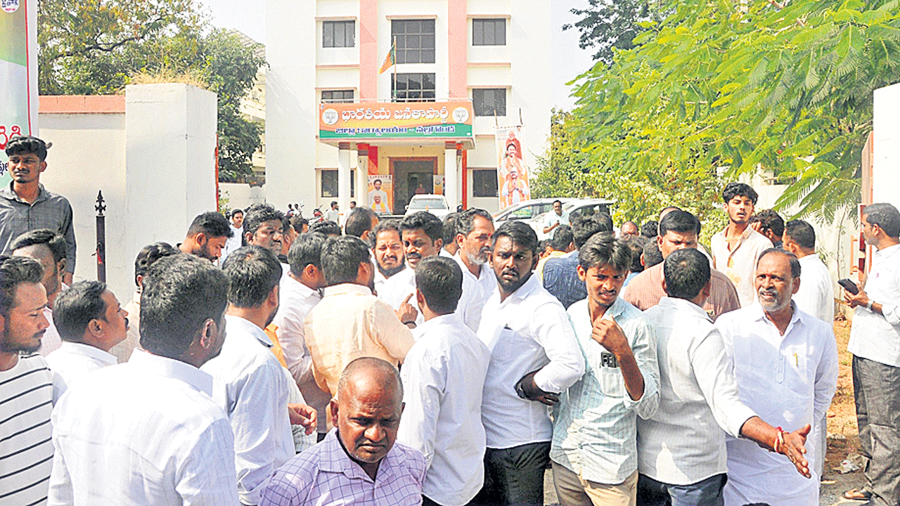 బీజేపీ కార్యాలయంలో.. డిష్యుం.. డిష్యుం..!