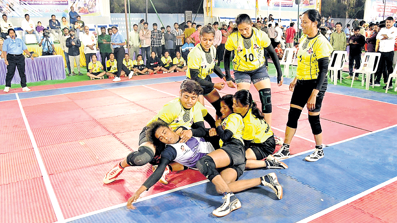 కబడ్డీ సంగ్రామం మొదలాయె.. కరీంనగరంలో అట్టహాసంగా మొదలైన రాష్ట్రస్థాయి సీనియర్స్‌ కబడ్డీ పోటీలు