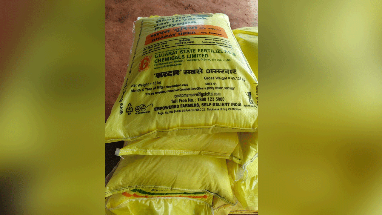 ఇక్క‌డ క‌రువు.. అక్క‌డ ద‌రువు.. భారమైనా బోర్డర్‌ దాటి యూరియా కోసం పరుగులు