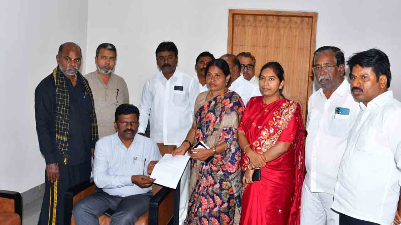 కాంగ్రెస్‌ వేధింపులపై చర్యలు తీసుకోవాలి