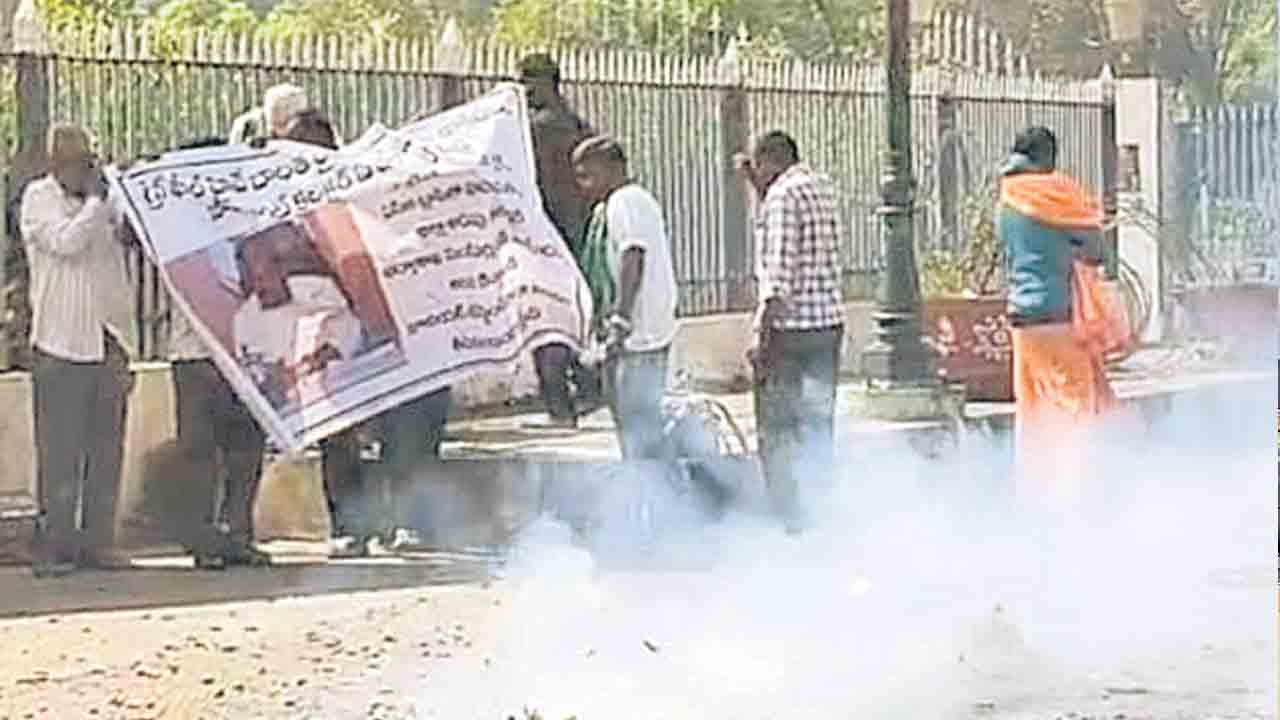 ఏసీబీ ట్రాప్‌పై సంబురాలు