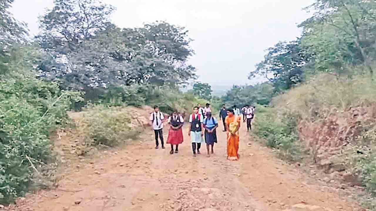 అక్కడ బడికెళ్లాలంటే.. అడవిలో 7 కిలోమీటర్లు నడవాల్సిందే..