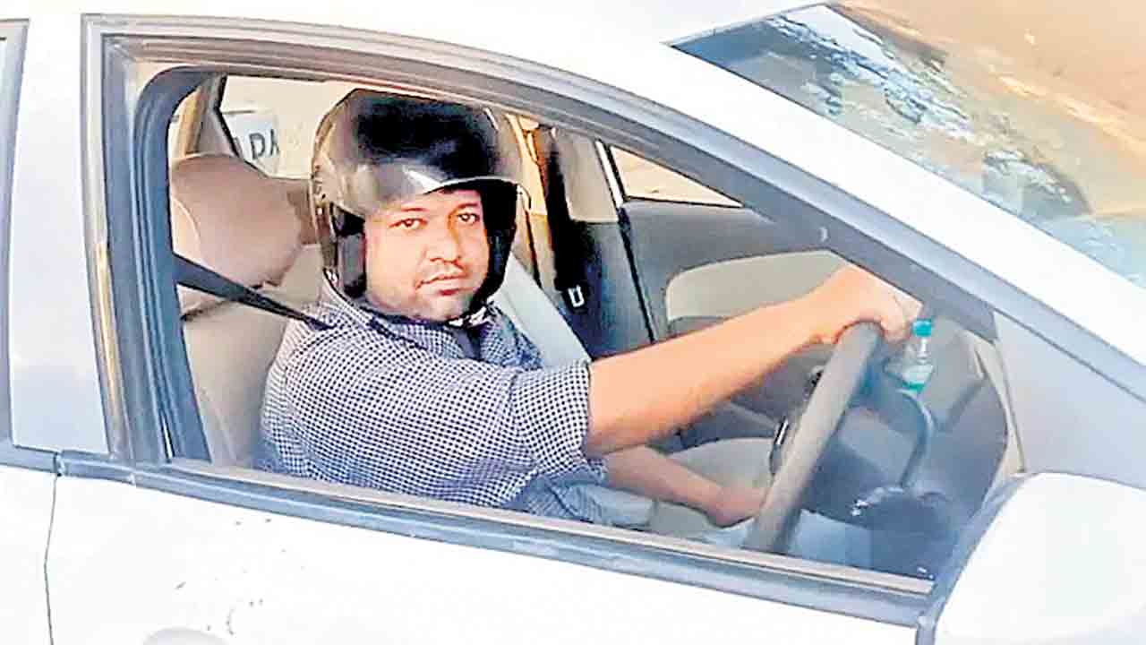 హెల్మెట్‌ ధరించి కారు డ్రైవింగ్‌!