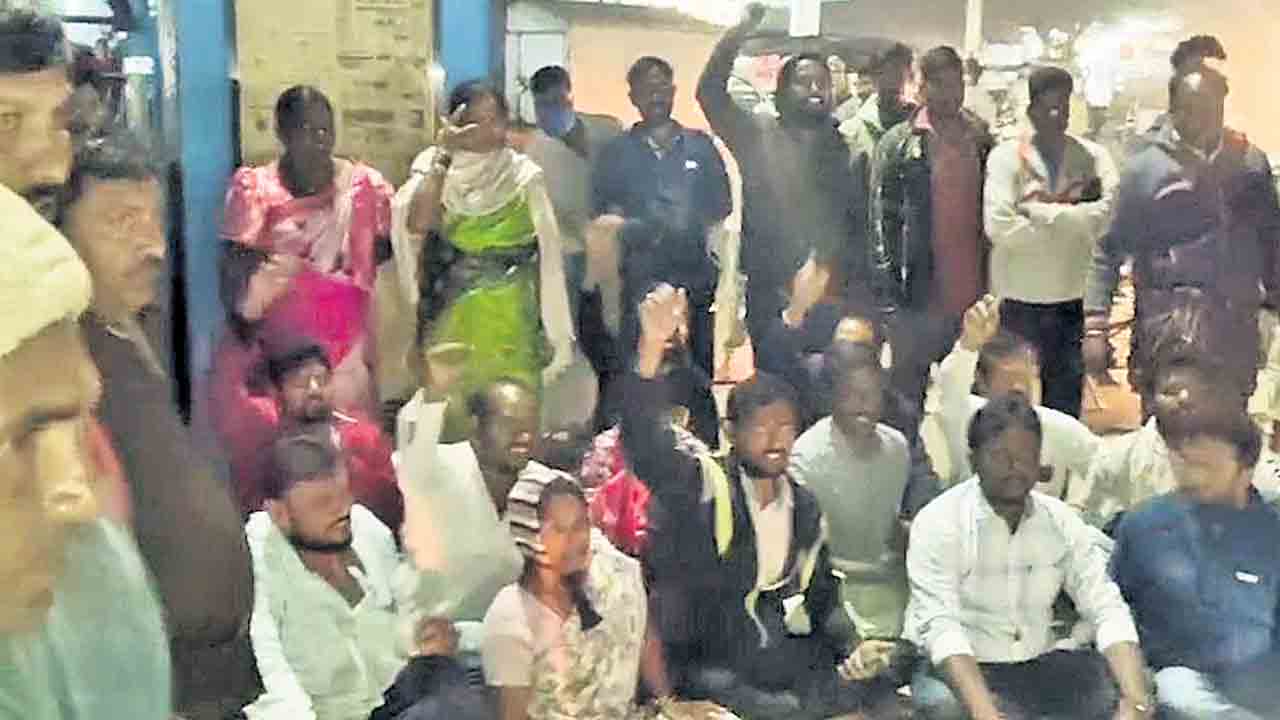 కాంగ్రెస్‌ గూండాగిరీ!.. తమ అభ్యర్థి ఓడిపోవడంతో సర్పంచ్‌పై దాడి..