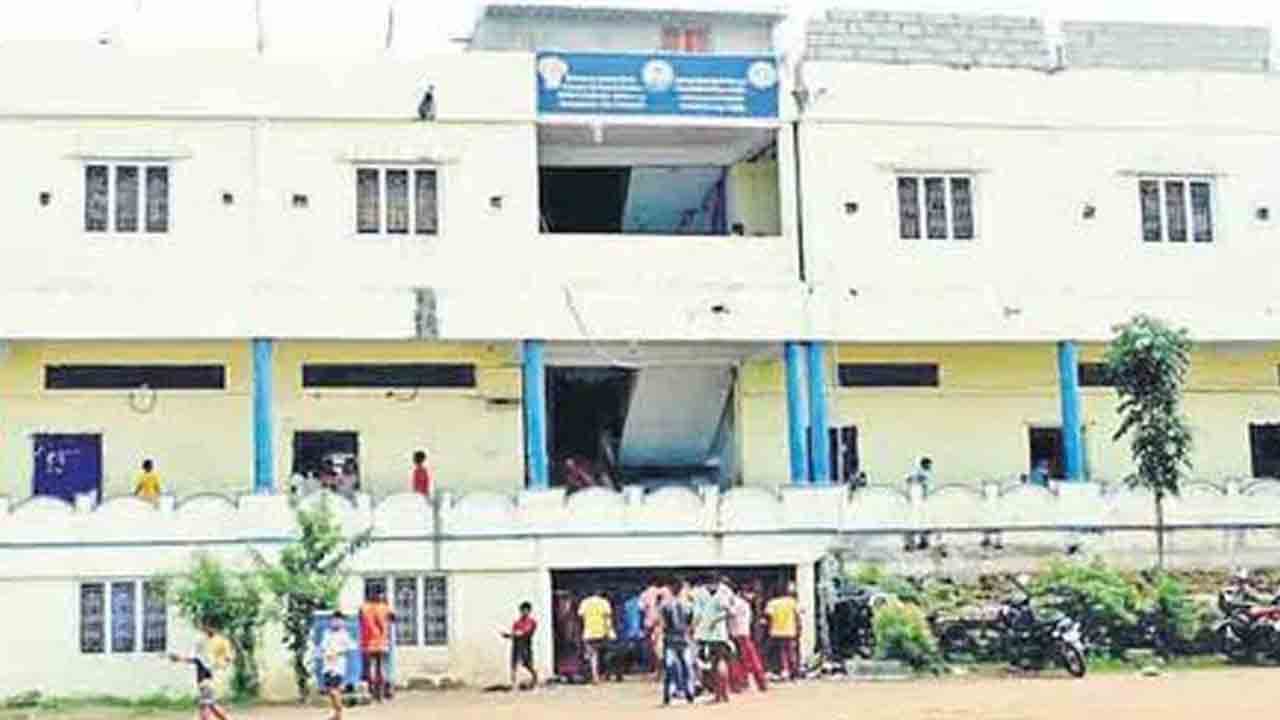 గురుకులంలో విద్యార్థిపై దాడి 