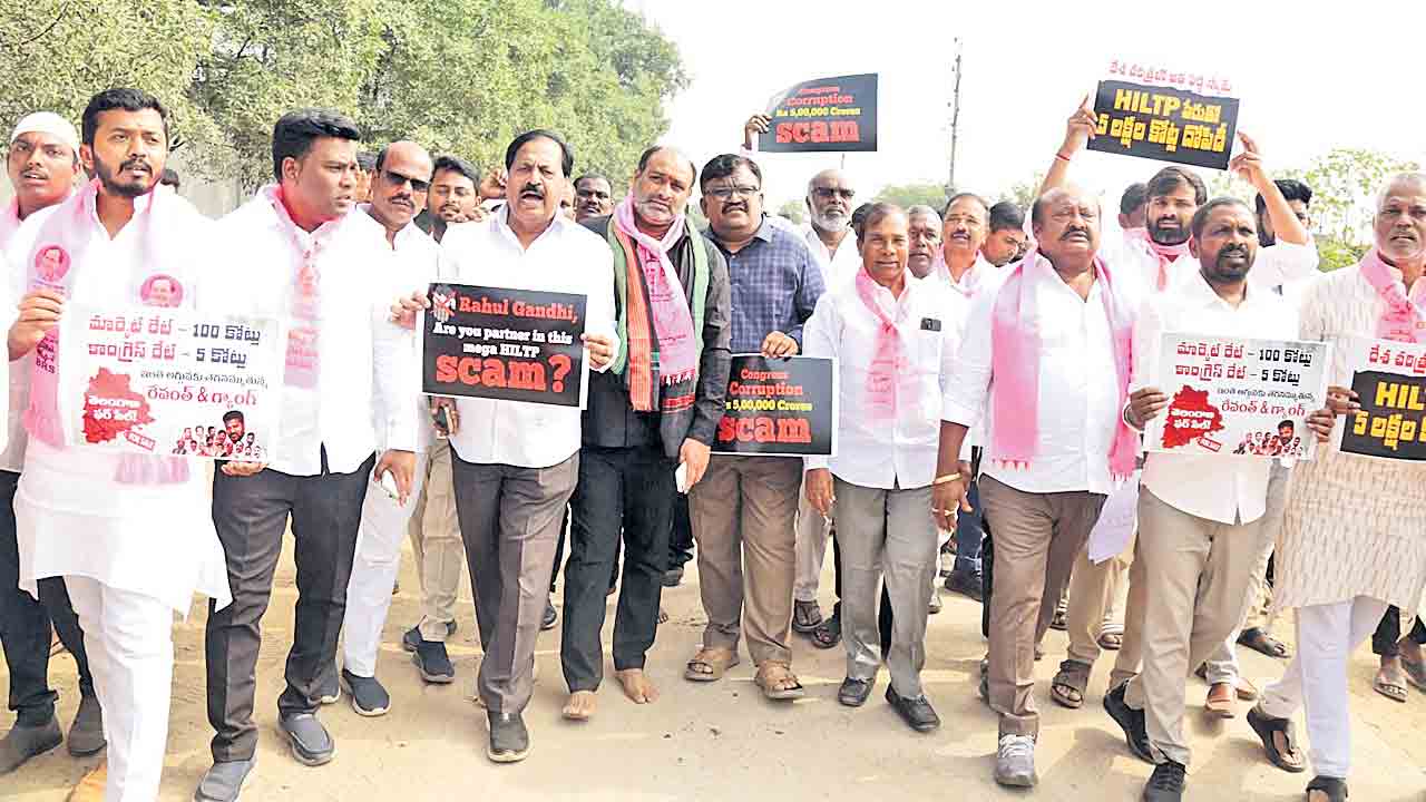 గురువారం సంగారెడ్డి జిల్లా పాశమైలారం పారిశ్రామిక వాడలో పర్యటిస్తున్న మాజీ మంత్రి గంగుల కమలాకర్‌ నేతృత్వంలోని బీఆర్‌ఎస్‌ బృందం. చిత్రంలో ఎమ్మెల్యేలు చింతా ప్రభాకర్‌, మాణిక్‌రావు, ఎమ్మెల్సీ దేశపతి శ్రీనివాస్‌, నేతలు దేవీప్రసాద్‌, ఎర్రోళ్ల శ్రీనివాస్‌, ఆదర్శ్‌రెడ్డి, శివకుమార్‌ తదితరులు