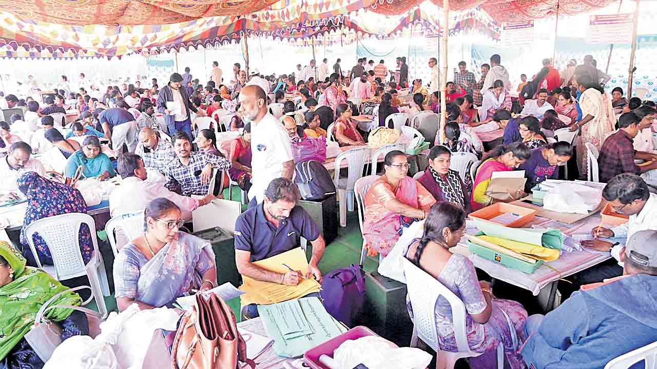 టీచర్ల డబ్బులు దోచేశారు!