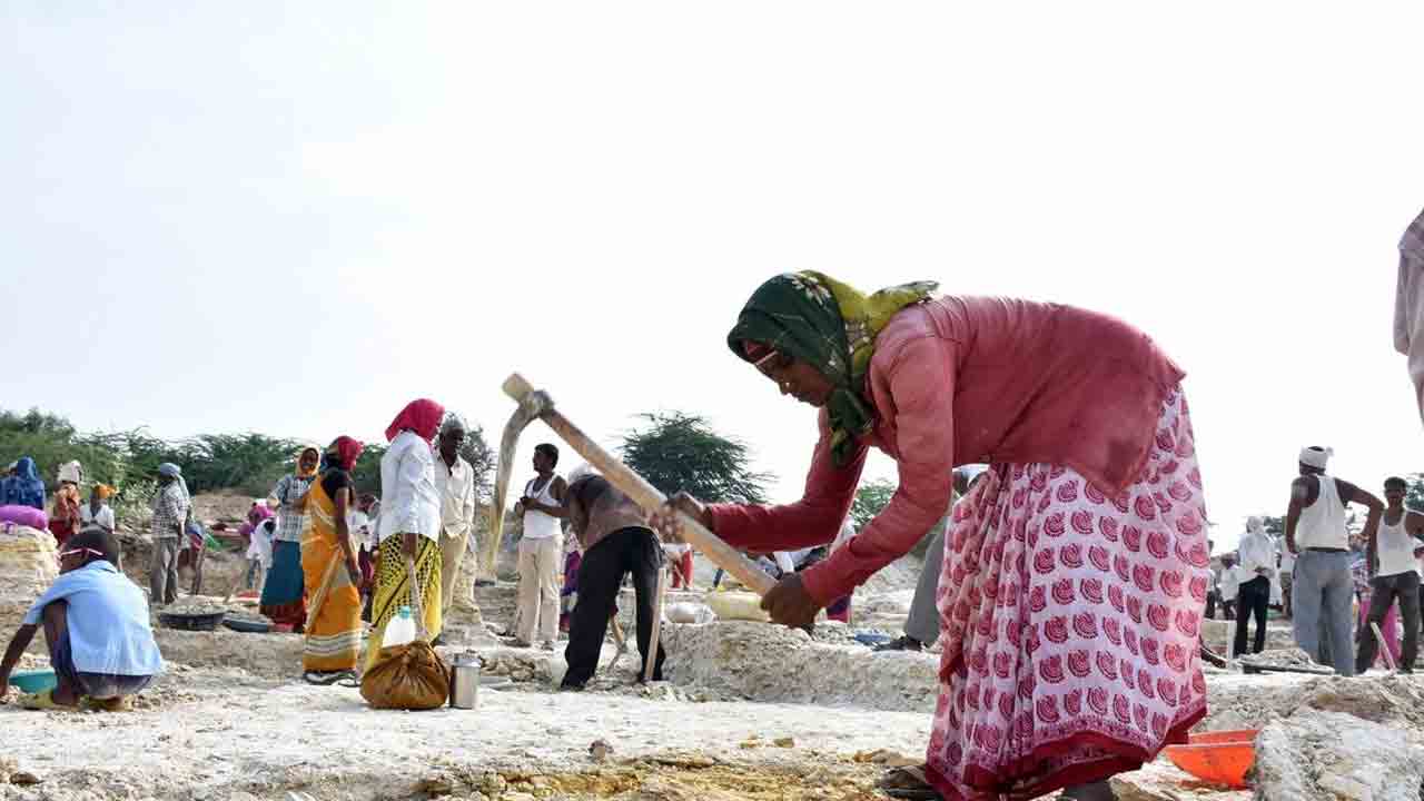 8‘పేర్ల మార్పు హిందీని బలవంతంగా రుద్దడమే’