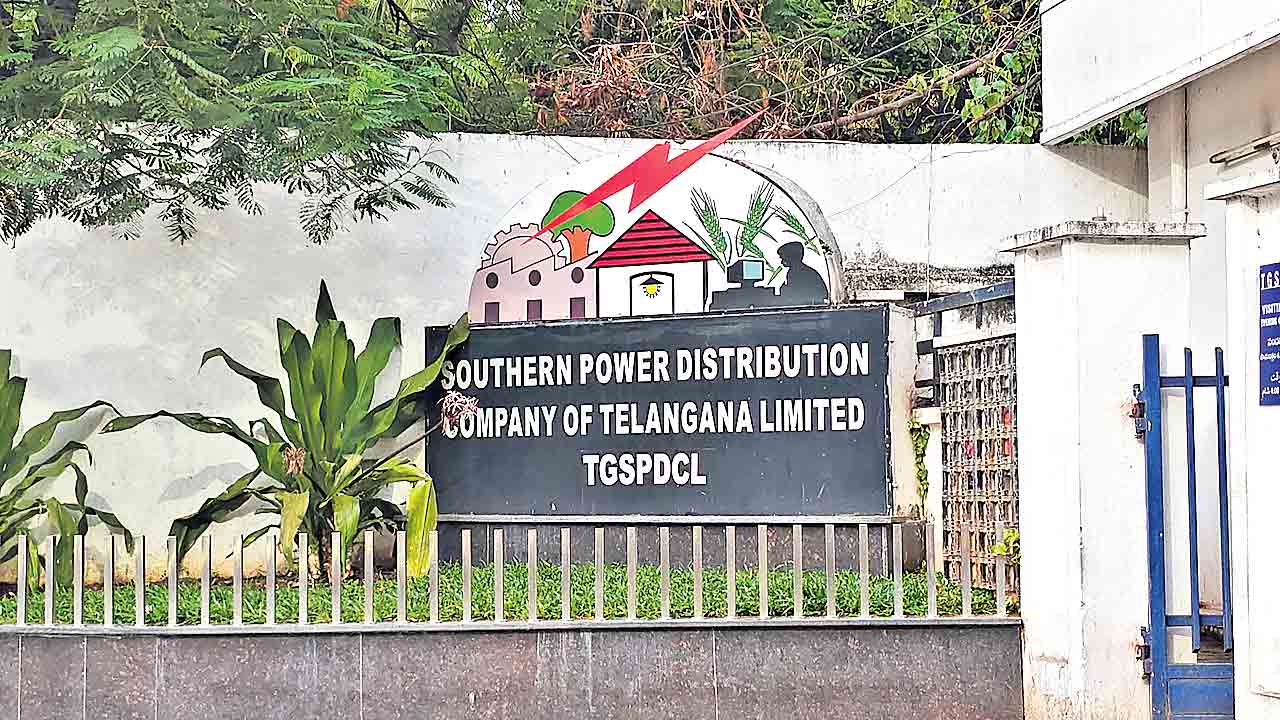 కాంట్రాక్టర్ల దందాపై కదిలిన అధికారులు