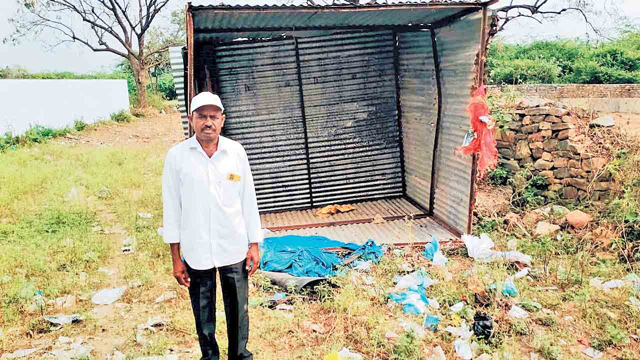 బీఆర్‌ఎస్‌కు మద్దతిచ్చాడని కూరగాయల డబ్బా కూల్చివేత