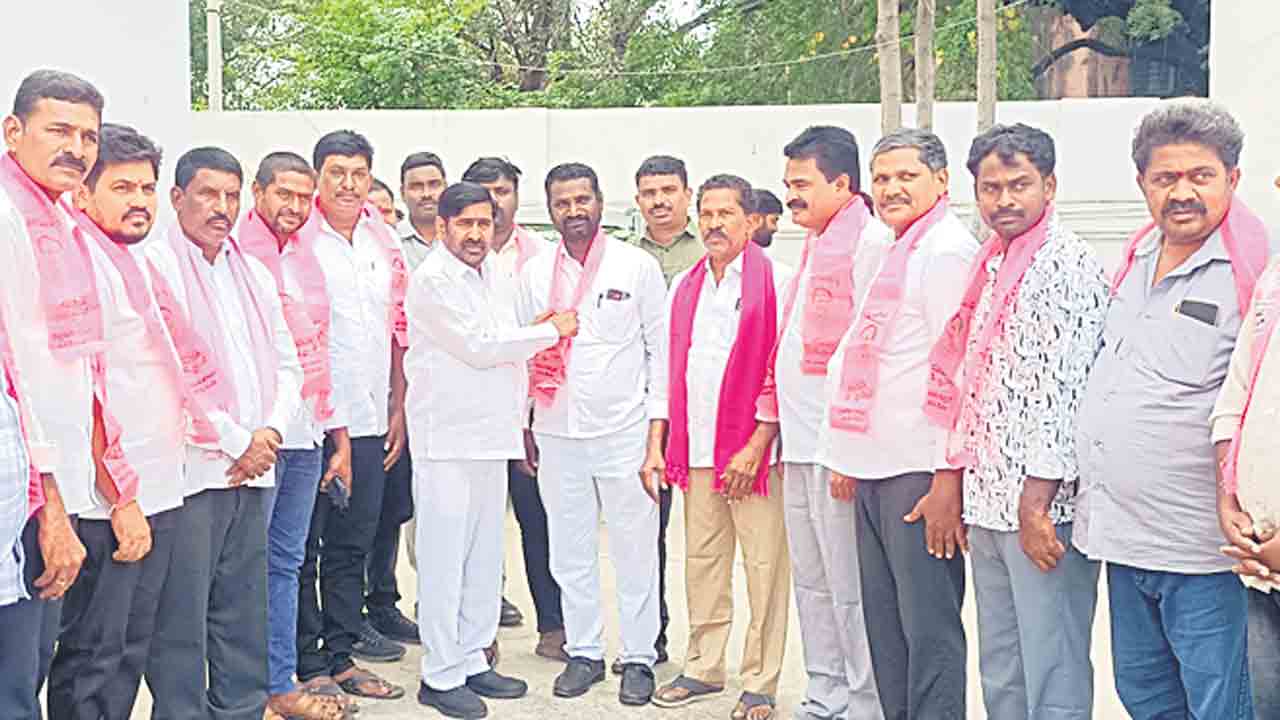 స్థానిక ఎన్నికల వేళ.. బీఆర్‌ఎస్‌లో చేరికల జోరు