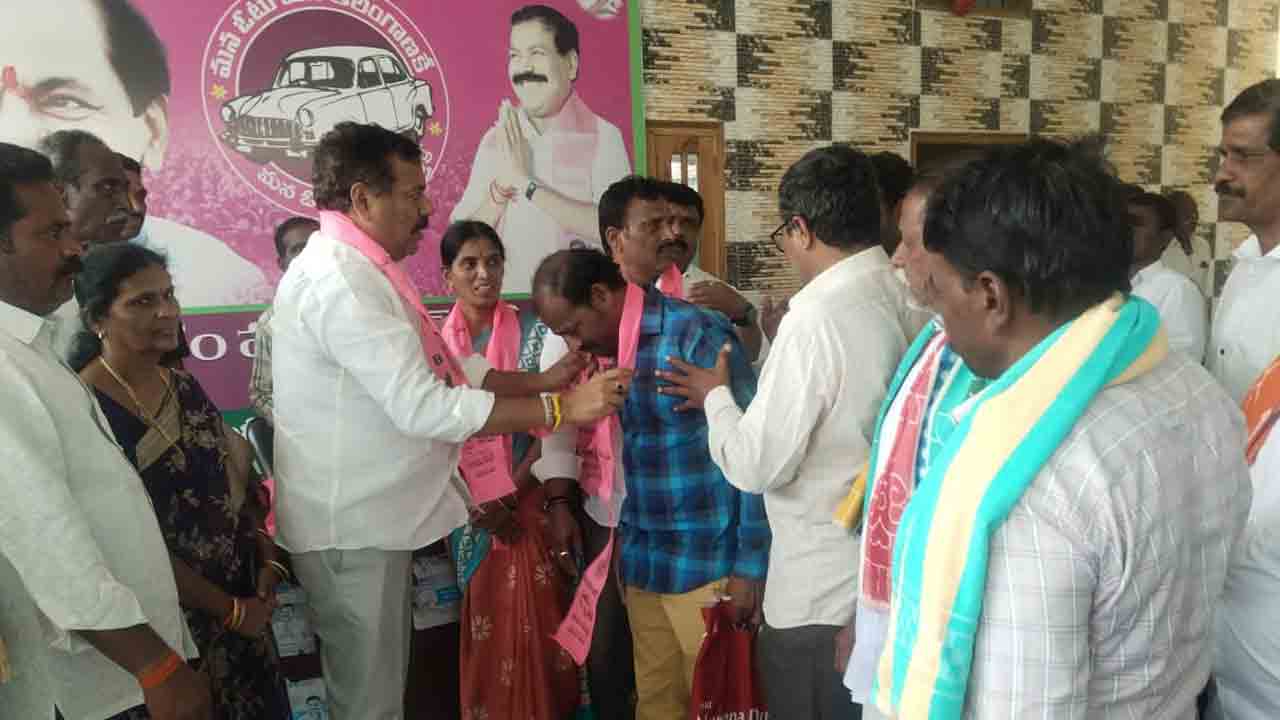 సర్కారు గ్యారెంటీలపై ప్రజలు నిలదీయాలి