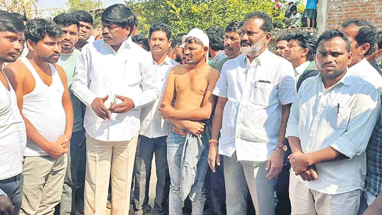 అధికార మదంతో చెలరేగిన కాంగ్రెస్‌ గూండాలు.. బీఆర్‌ఎస్‌ కార్యకర్తలపై కర్రలు, రాళ్లతో దాడి