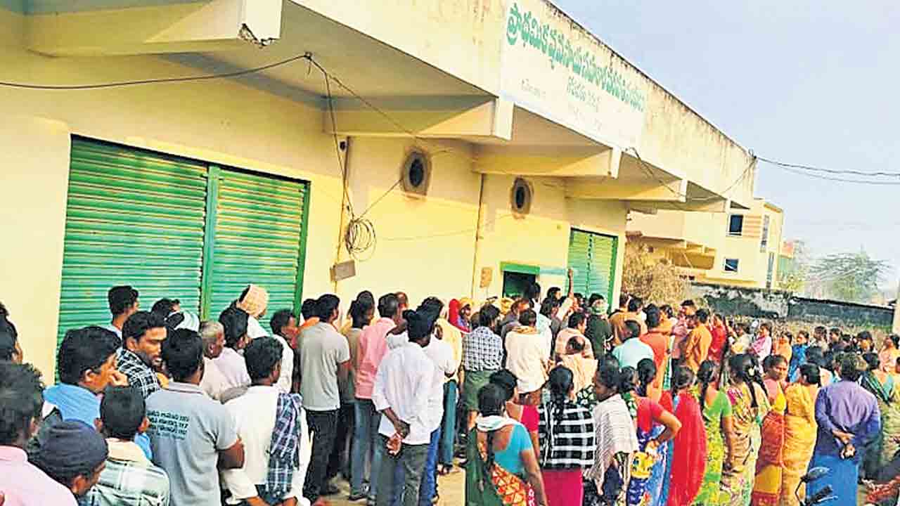 అవే బారులు.. అవే కష్టాలు