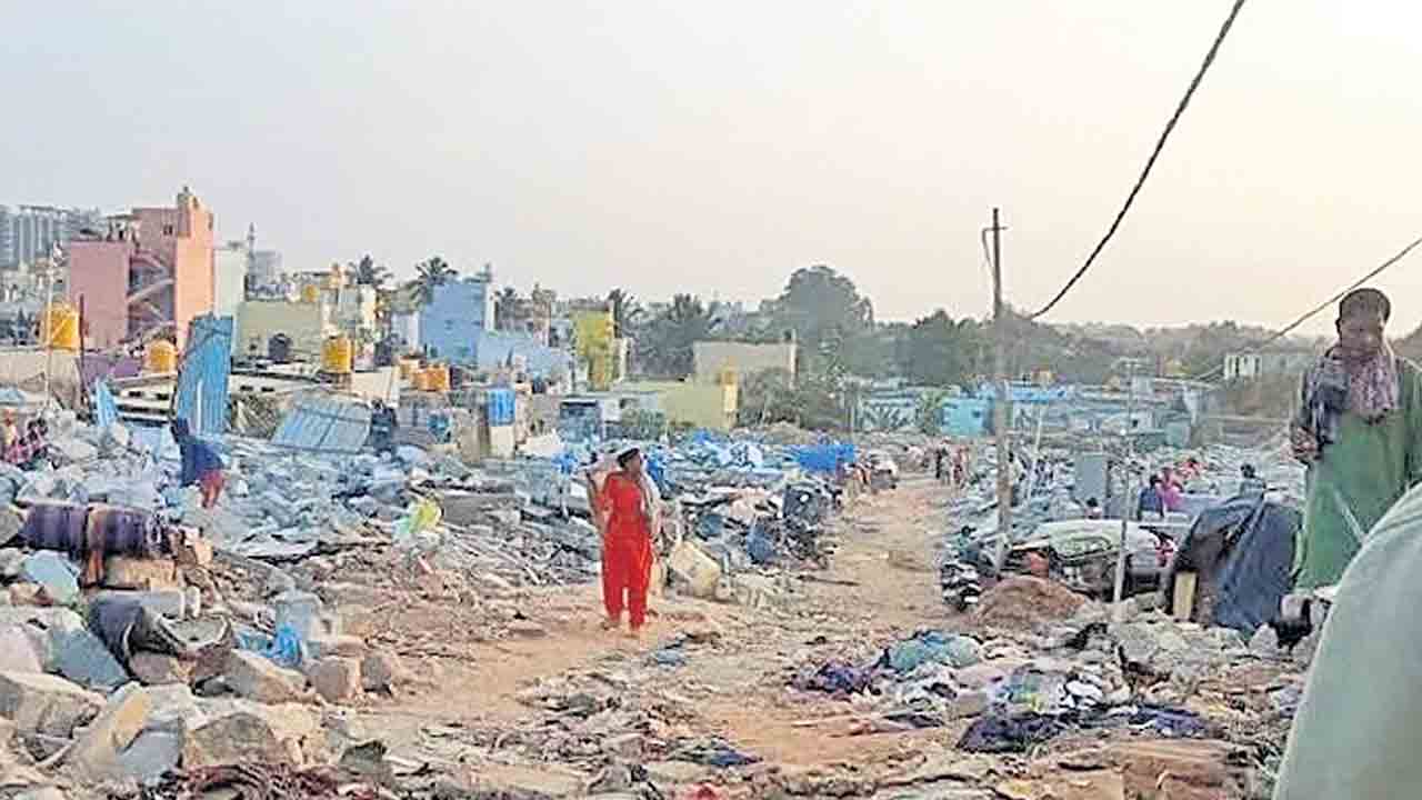 కర్ణాటకలో 200 ఇండ్ల కూల్చివేత