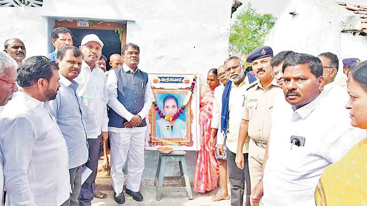 దళిత యువతి కుటుంబానికి అండగా ఉంటాం