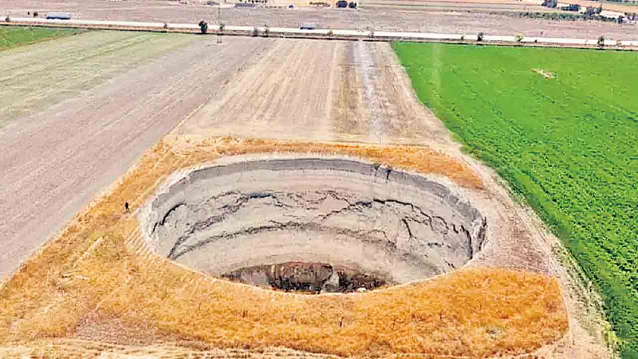 సింక్‌ హోల్స్‌తో తుర్కియేలో వ్యవసాయ సంక్షోభం